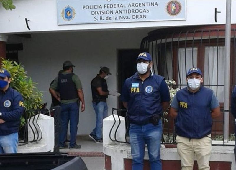 Cuatro policías fueron acusados de realizar falsos procedimientos para robar dinero y drogas