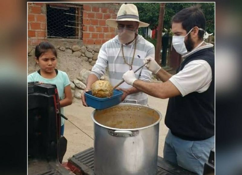 Concejal les da de comer a 300 personas por día con su sueldo tras las consecuencias de la pandemia