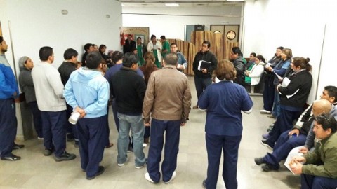 Trabajadores del Materno lograron que designen a alrededor de 250 empleados que estaban contratados