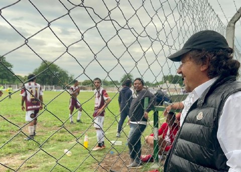 Sáenz asistió a un partido del campeonato de los barrios en San Martín