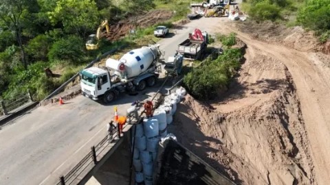 Continúan los trabajos de protección del puente de la Ruta Provincial 5 sobre el arroyo Las Hacheras