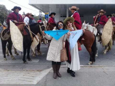 Pro Vidas abochornaron a Urtubey en los desfiles de Güemes tras pedirle  "abajo el protocolo de la muerte"