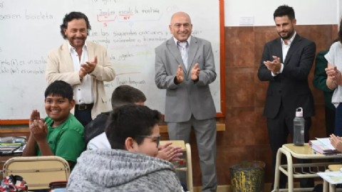 El gobernador Sáenz visitó a la comunidad educativa de la escuela Joaquín Castellanos