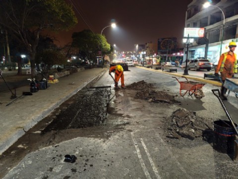 VIDEO | Se ejecutó bacheo nocturno sobre la avenida Entre Ríos