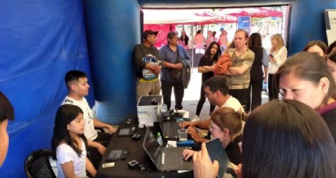 El Registro Civil lanzó un operativo de identificación en la Plaza Evita con trámites de DNI y pasaporte