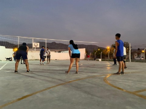 Realizan clases de vóley mixto en el CIC de Santa Cecilia