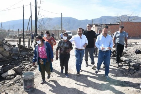 En barrio Ampliación 20 de Junio, Sáenz coordinó la asistencia a las familias damnificadas por el fuego