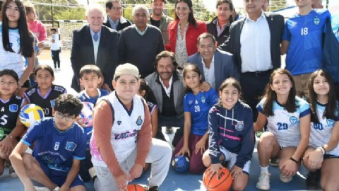 Sáenz inauguró en Coronel Moldes un nuevo playón deportivo que integra a cuatro barrios
