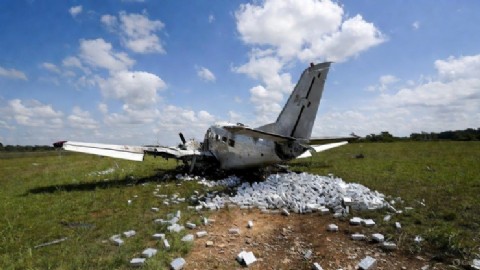 Desbaratan narcoavioneta: hallan 364 kilos de cocaína y un auto calcinado en operativo antidroga