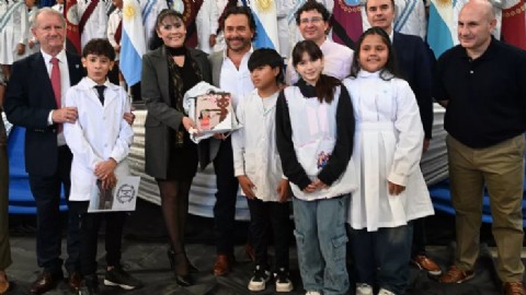 Sáenz inició la distribución de kits y manuales escolares en toda la provincia y reafirmó su defensa del federalismo