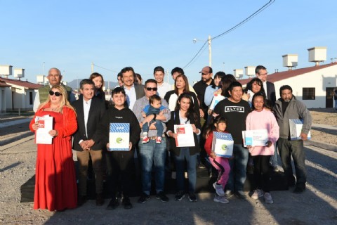 En Cerrillos, el gobernador Sáenz entregó las llaves de sus casas a 300 nuevos propietarios