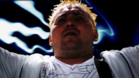 Le tiraron una bombacha en pleno show del Mao Mao a Tito, cantante de Re Piola