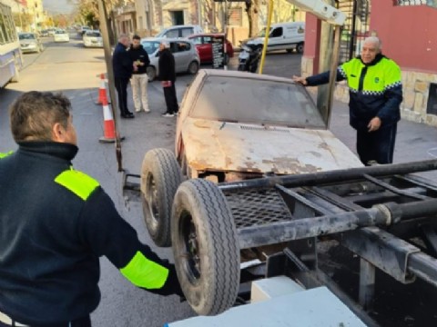 Mediante la Secretaría de Tránsito y Seguridad Vial se retiraron dos autos abandonados en la ciudad