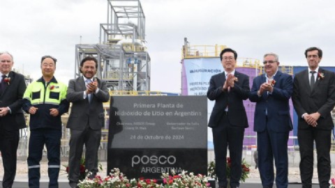 Sáenz inauguró en la provincia la primera planta comercial de producción de hidróxido de litio del país