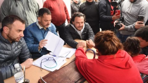 Sáenz atendió consultas de vecinos del barrio 20 Junio en la jornada de servicios del Gobierno y Municipio