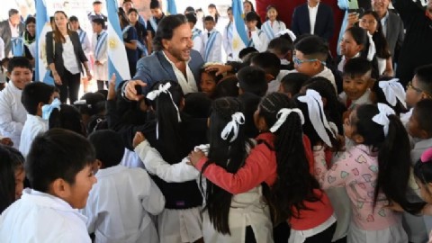 VIDEO | Más de 350 mil alumnos comenzaron las clases: Sáenz inauguró el ciclo lectivo 2026 desde Cachi