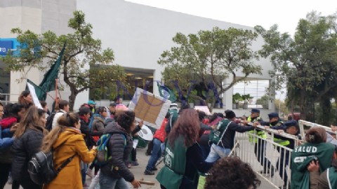 Tras 10 días de acampe y sin respuestas, habrían reprimido a los trabajadores en Casa de Gobierno