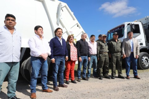 Gustavo Sáenz entregó camiones recolectores en Pichanal y La Viaña