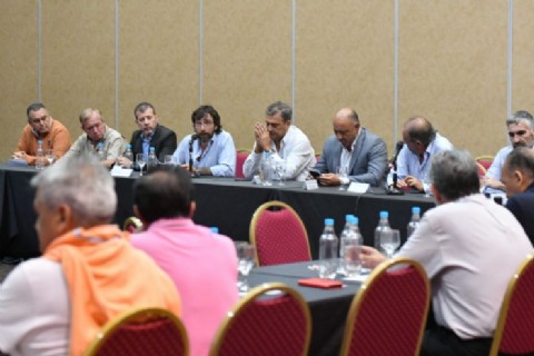 El Gobierno y gremios cerraron la paritaria 2023 con un incremento del 212 por ciento