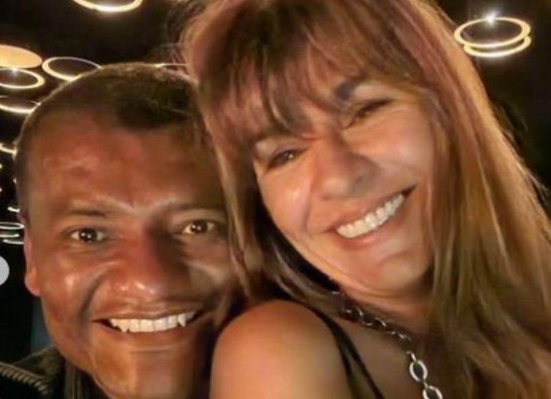 Romance político: serenata millonaria a funcionaria ausente