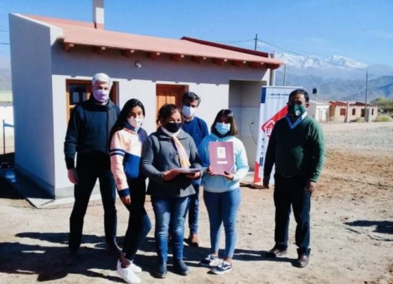 Familias de Cachi recibieron viviendas y núcleos húmedos