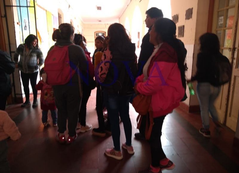 Padres de la escuela Alberdi juntan firmas para que no les saquen la copa de leche