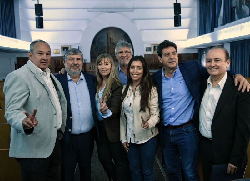 Que par de pájaros, los tres...