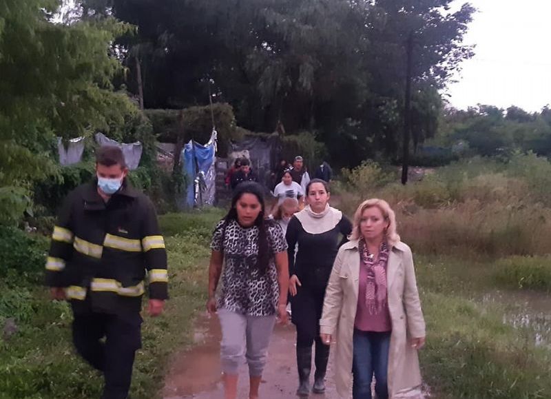 Con los ojos en Grand Bourg: Frida salió de su despacho tras la lluvia