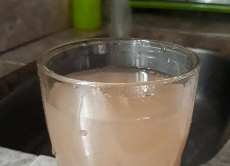 Vecinos de Metán molestos por la turbiedad del agua: "A veces sale con barro o bichos"