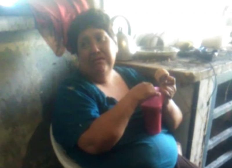 Mujer vive entre la basura: Tiene retraso madurativo y le quitaron la pensión por no tener tutor