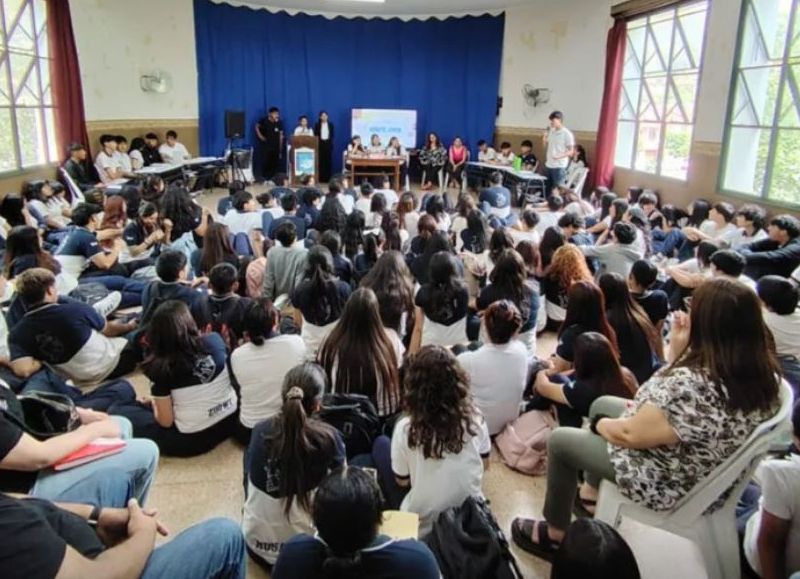 Casi 200 estudiantes participaron del Proyecto Debate Joven en más de 20 colegios