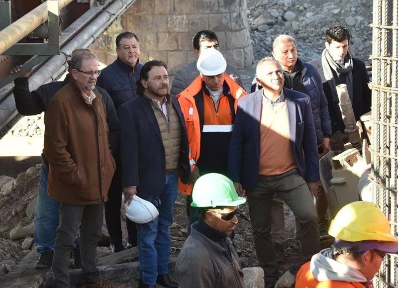 Comenzó la construcción del primer puente sobre río Vaqueros: Sáenz recorrió las obras