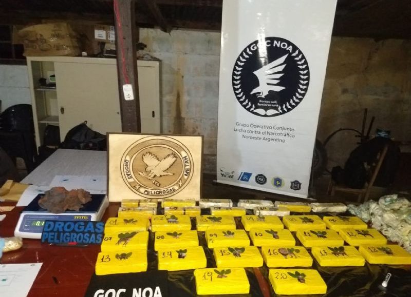 Duro como una piedra: detienen a un automovilista con 28 kilogramos de cocaína en Metán