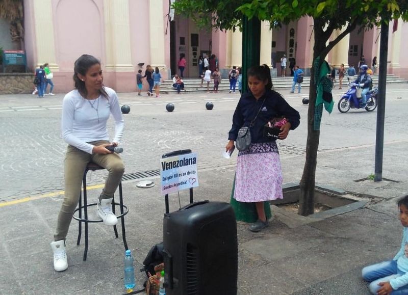 Una mujer le escupió la mano a la cantante callejera Érika Veliz "sólo por ser de Venezuela"