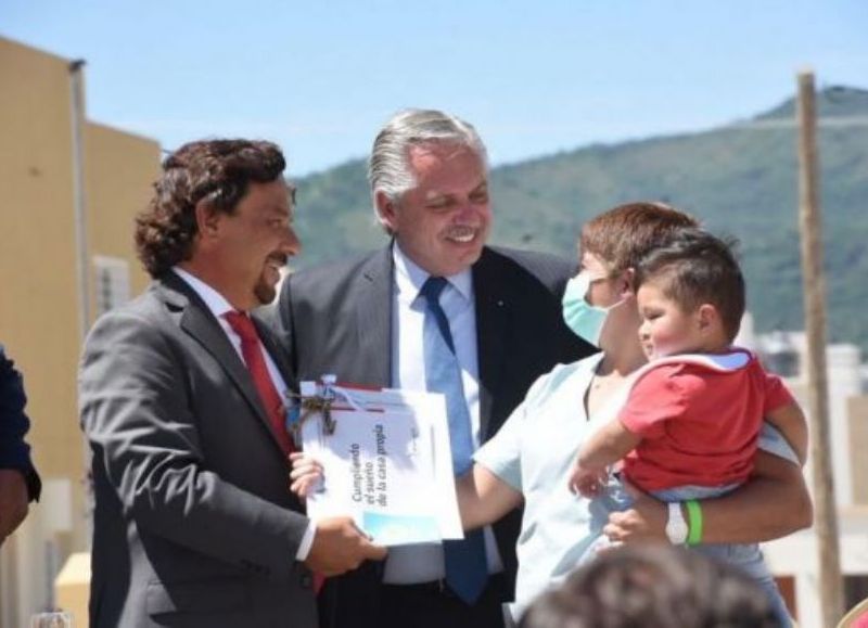 Gustavo Sáenz y Alberto Fernández entregaron en Pereyra Rozas la vivienda y crédito 40 mil del país