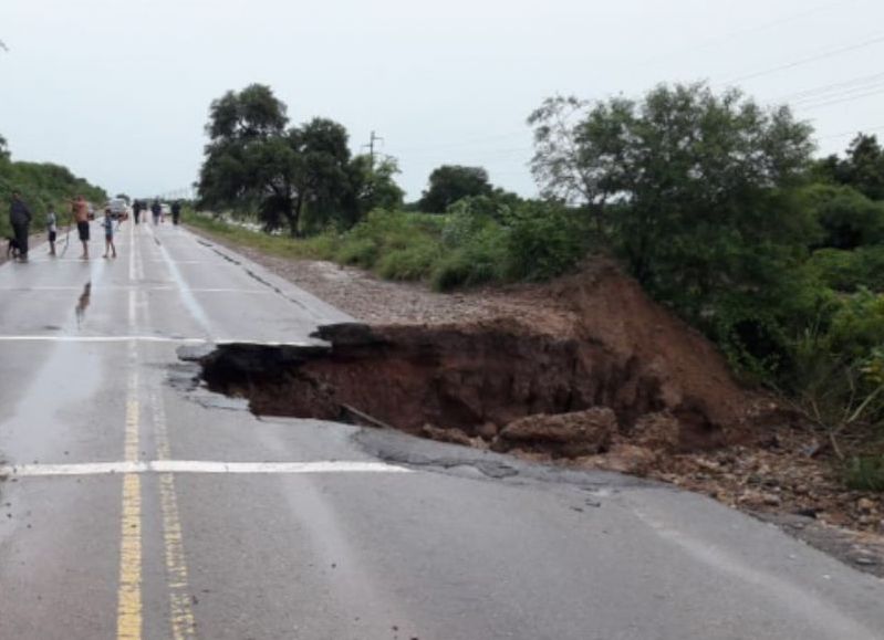 Cedió el asfalto y cortaron el tránsito en la ruta 34