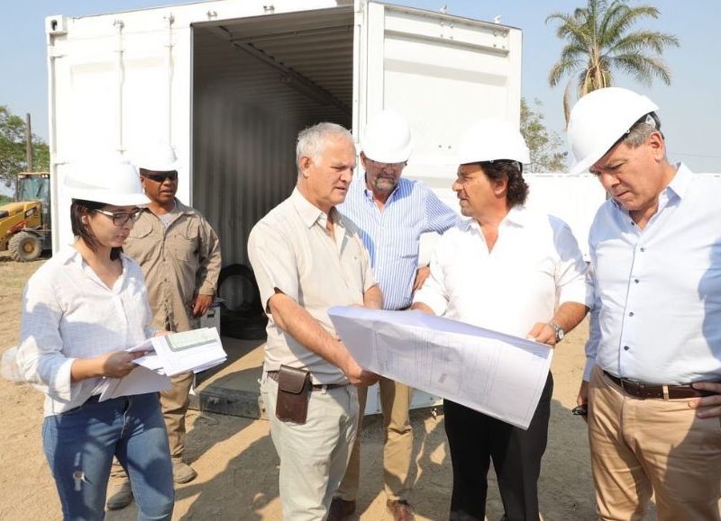 Sáenz entregó maquinaria vial y recorrió obras en la ciudad de Orán