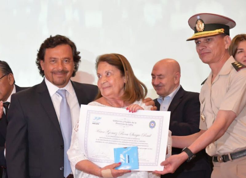 Gustavo Sáenz reconoció a familiares de los caídos en Malvinas