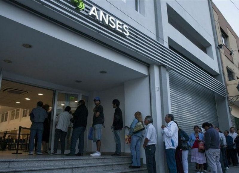Aseguran que hay personas que cobran entre 50 y 100 pesos por sacar turnos de ANSES
