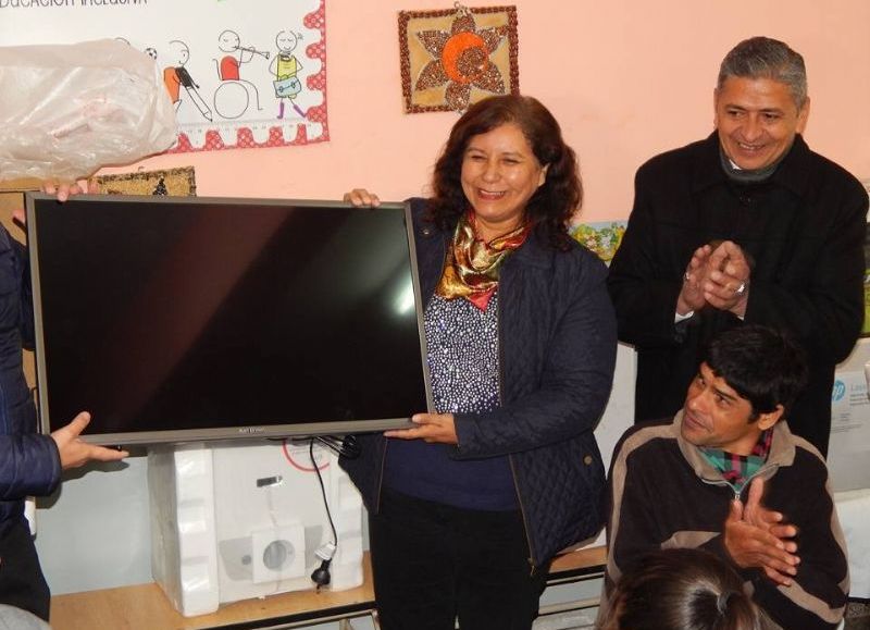 Entregan mobiliario y equipos tecnológicos a un centro de día en Cerrillos