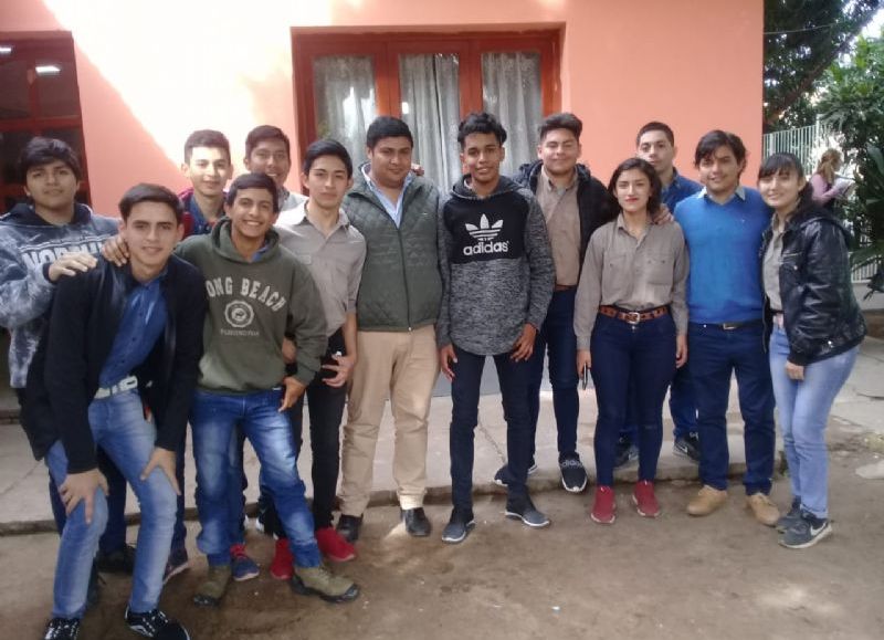 Alumnos de una escuela técnica de Tartagal realizaron bastones y andadores para un hogar de abuelos