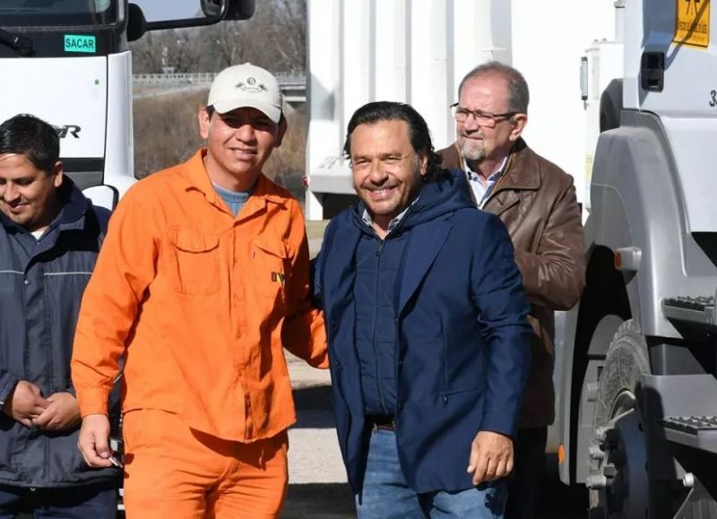 El gobernador Sáenz hizo entrega de nuevas maquinarias para la Dirección Provincial de Vialidad